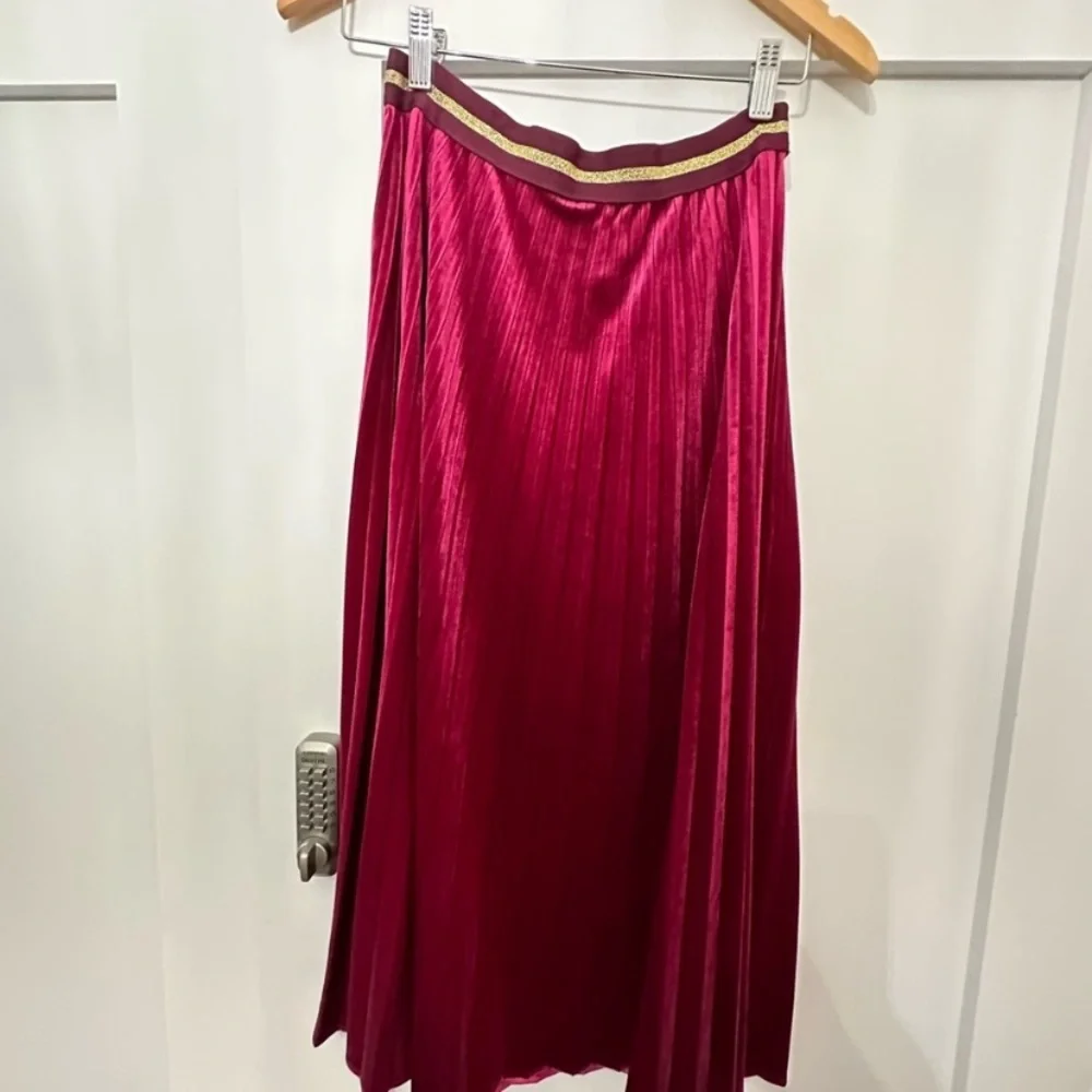 NWOT Anthropologie Maeve Pleated Velvet Fuschia Pink Gold Holiday MIDI Skirt S - Picture 5 of 6